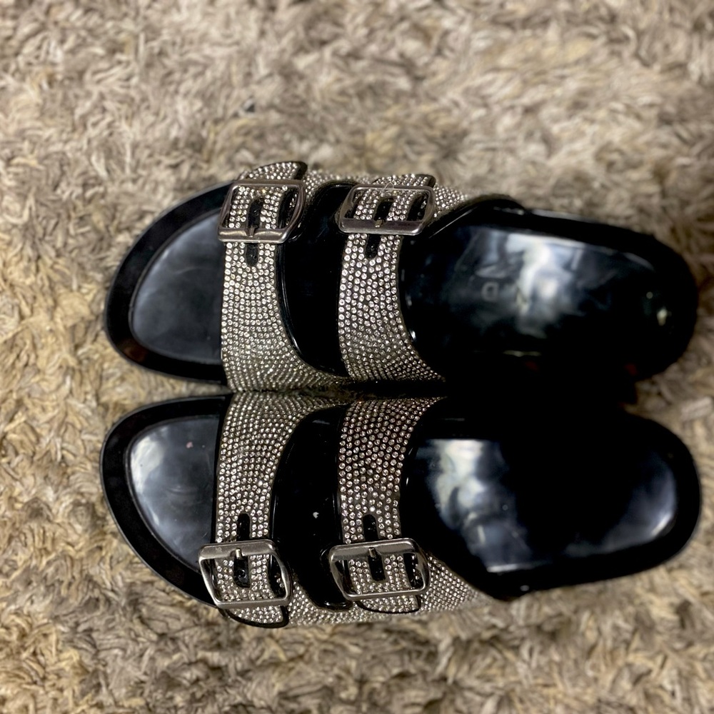 House sandals 🖤